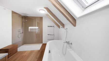 badumbau-dusche-regalnische-glastrennwand-badewanne