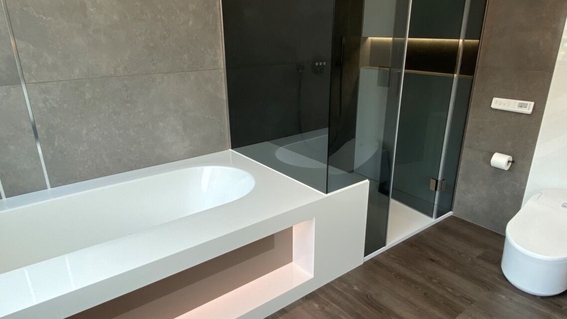 Badewanne mit Konsolnische mit Sitzflaeche