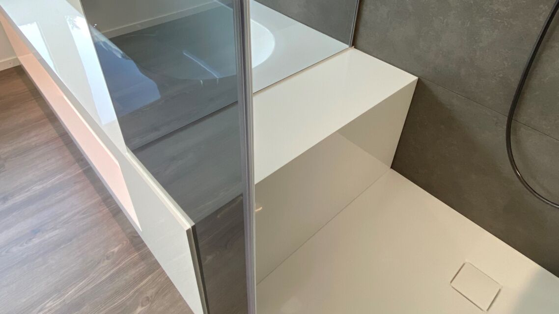 Badewanne mit Sitzbank in Dusche