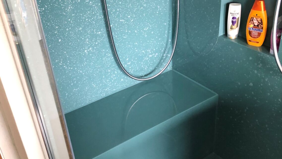 Gruene Sitzbank fugenlos mit effektpaneelen