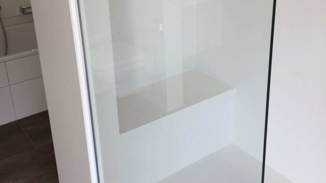 Sitzbankelemen mit Raumtrenner fugenlos