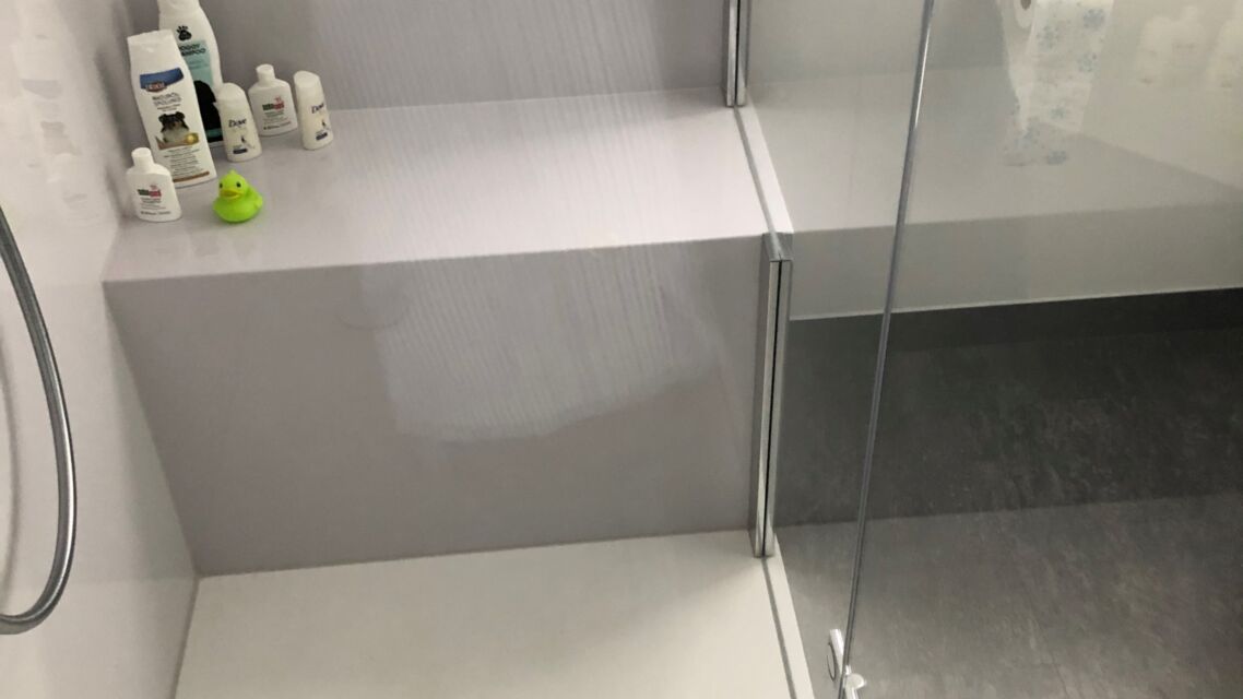 Dusche mit Sitzbank modern und fugenlos Steinhaus