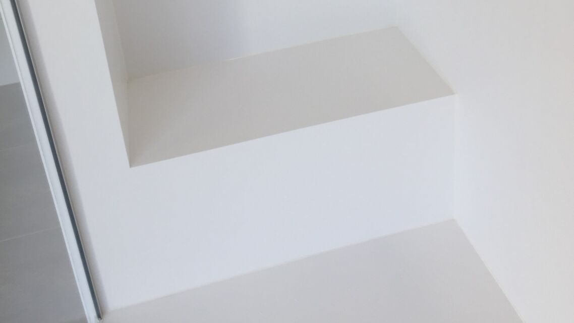 Sitzbank weiss mit Wandzargen