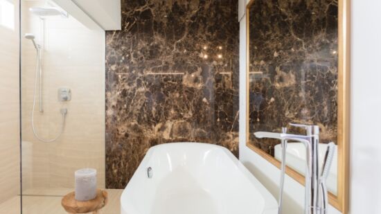 Steinhaus badezimmer Natursteinwand badewanne