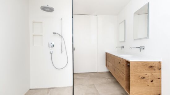 Steinhaus badezimmer modern holz