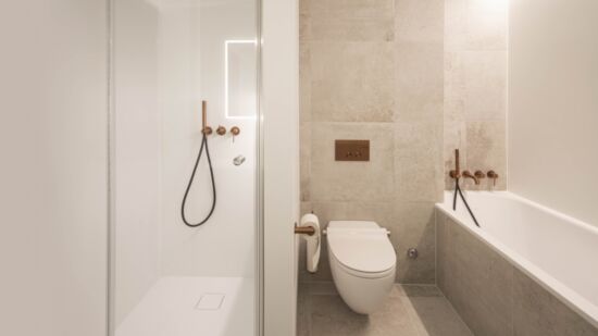 Steinhaus badezimmer modern chrome