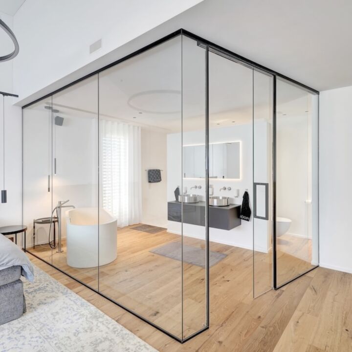 Steinhaus badezimmer glaskasten holz modern Klein