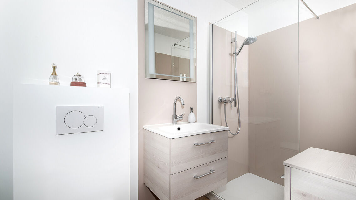 Komplettumbau Spülkasten fugenlose Dusche Waschtisch