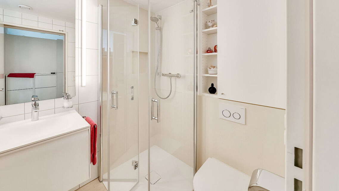 Teilsanierung vergroesserte duschflaeche bodeneben waschtisch wc 1