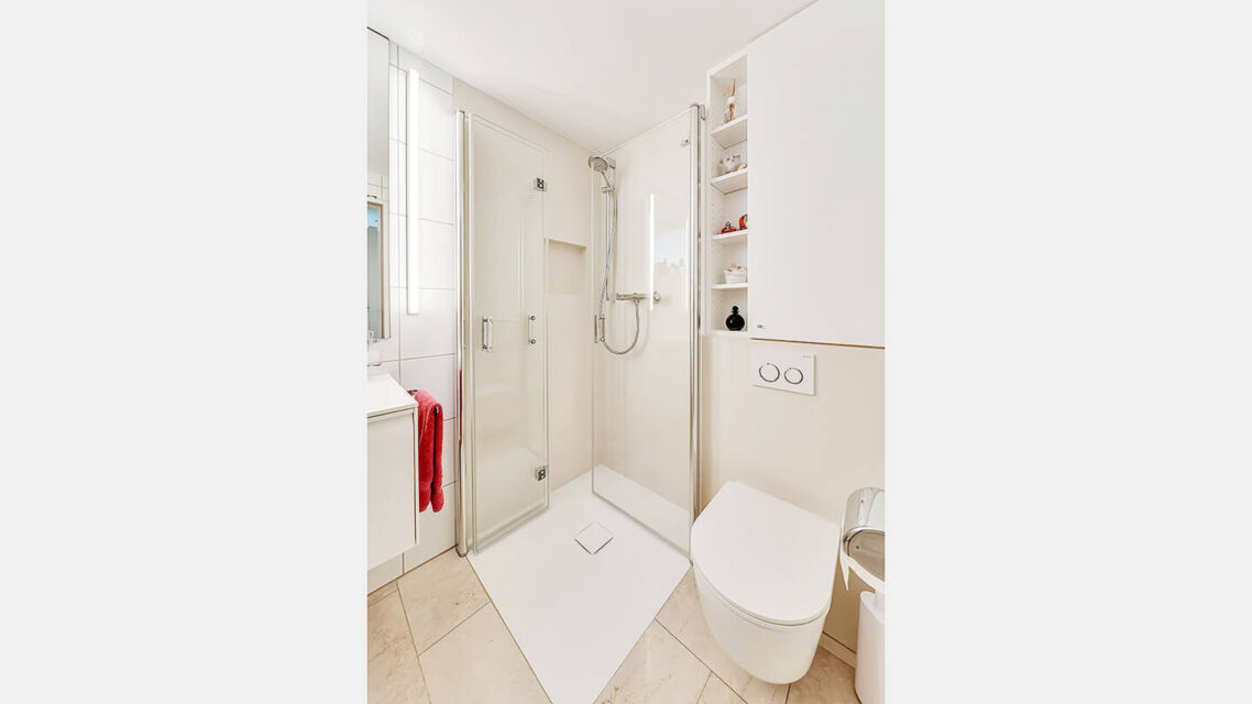 Teilsanierung vergroesserte duschflaeche bodeneben waschtisch wc 2