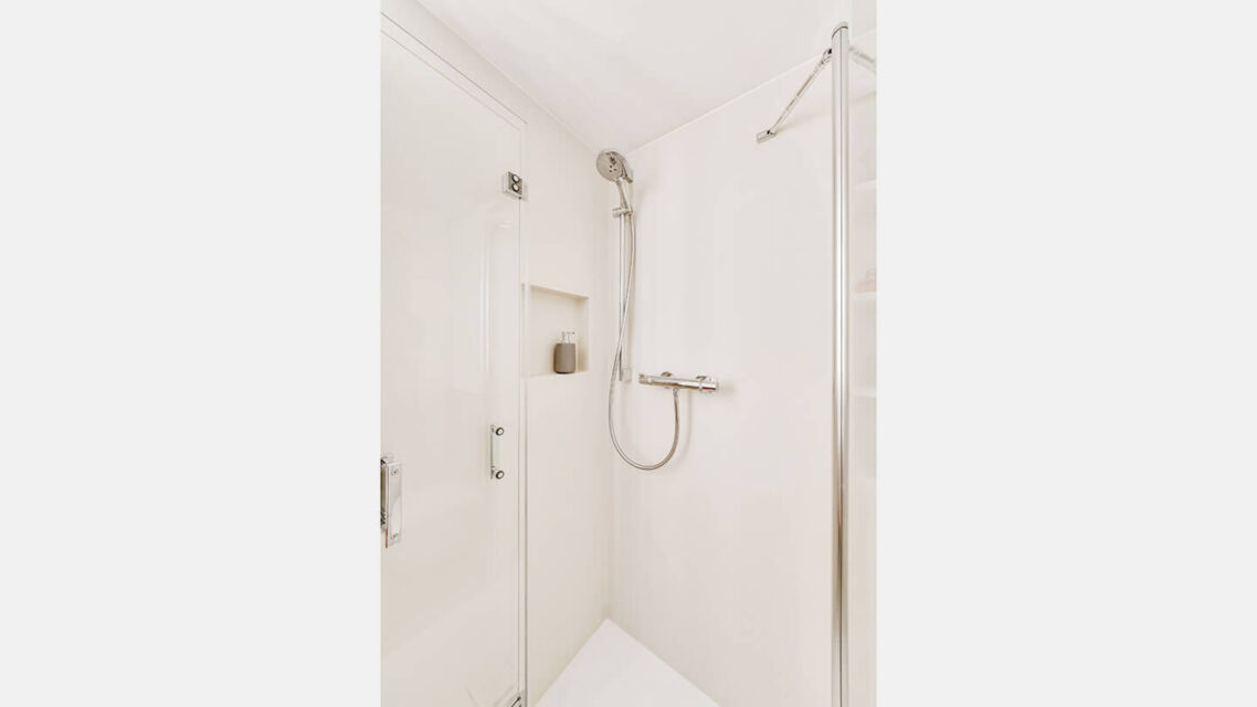 Teilsanierung vergroesserte duschflaeche bodeneben waschtisch wc 3