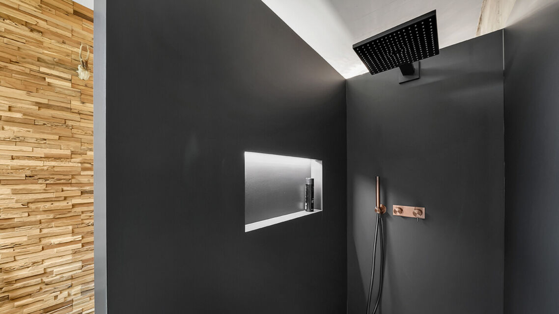 Teil Umbau Badsanierung grosszügiger Duschbereich edles mattschwarz bronzefarbene Armaturen Waschbecken