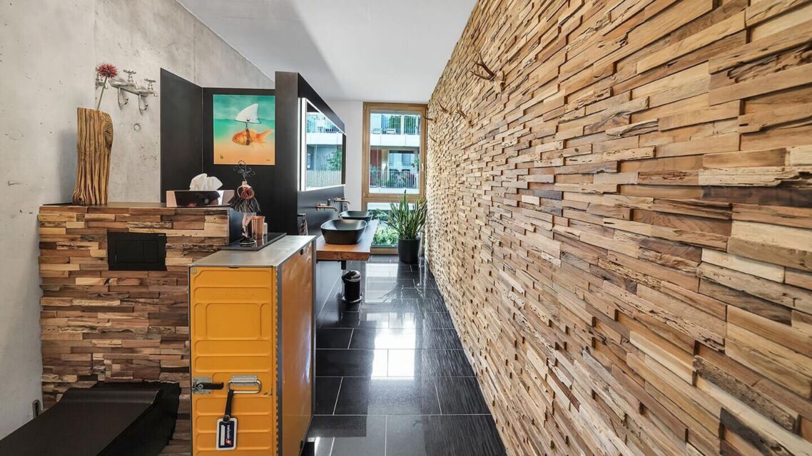 Teil Umbau Badsanierung grosszügiger Duschbereich edles mattschwarz bronzefarbene Armaturen Waschbecken