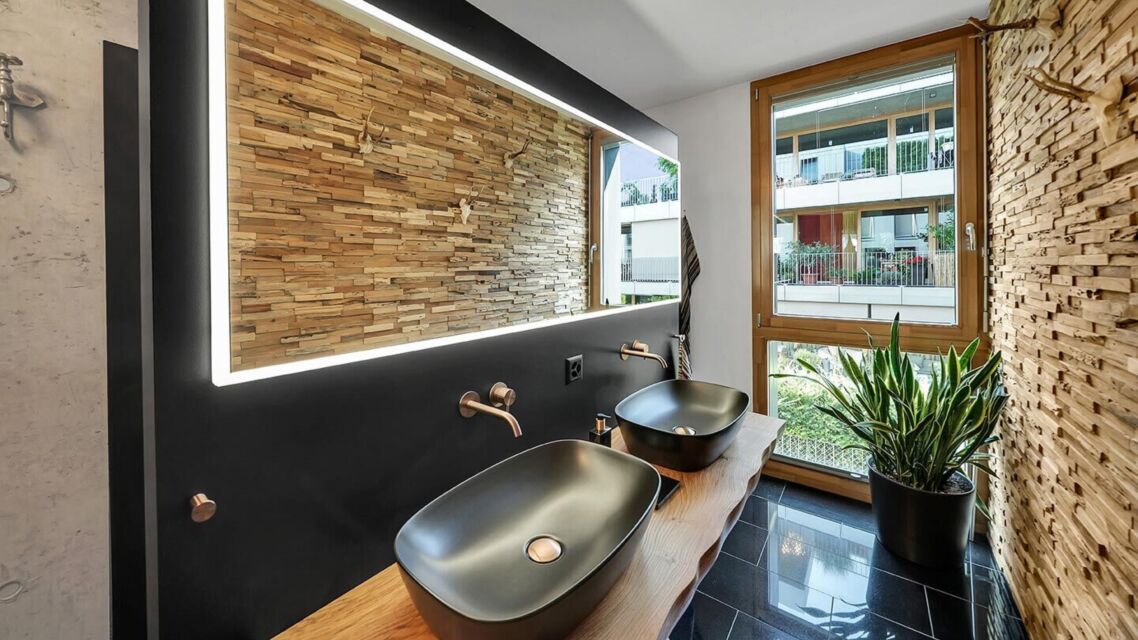 Teil Umbau Badsanierung grosszügiger Duschbereich edles mattschwarz bronzefarbene Armaturen Waschbecken