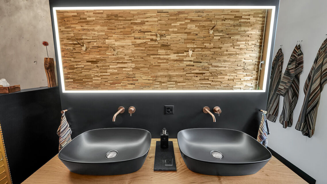 Teil Umbau Badsanierung grosszügiger Duschbereich edles mattschwarz bronzefarbene Armaturen Waschbecken