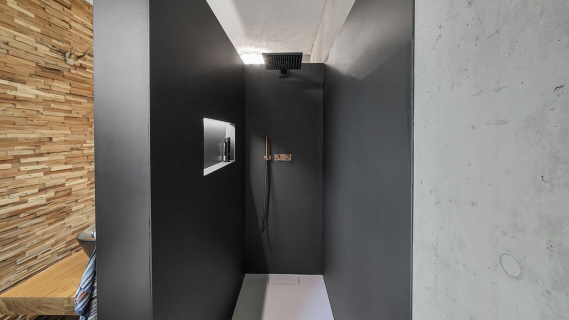 Teil Umbau Badsanierung grosszügiger Duschbereich edles mattschwarz bronzefarbene Armaturen Waschbecken