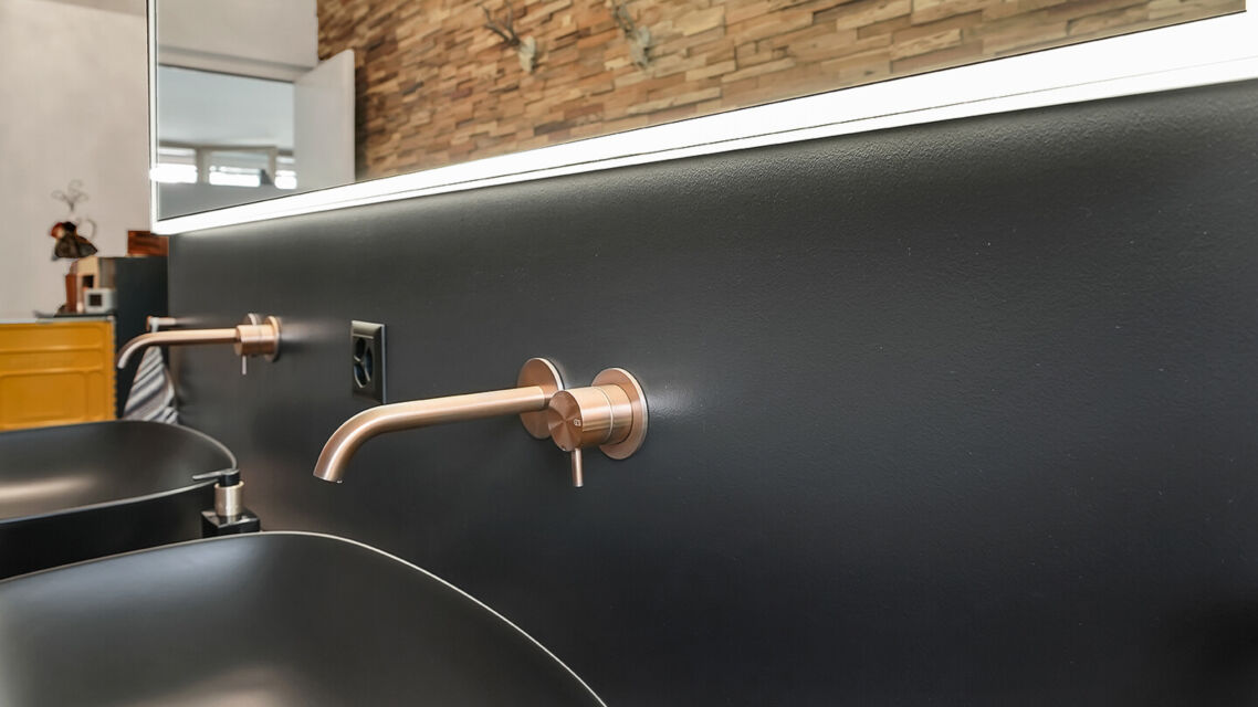 Teil Umbau Badsanierung grosszügiger Duschbereich edles mattschwarz bronzefarbene Armaturen Waschbecken