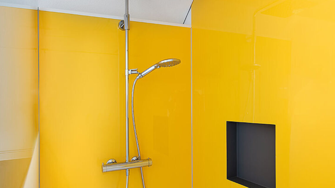 Fugenlose Rückwand Dusche farbig