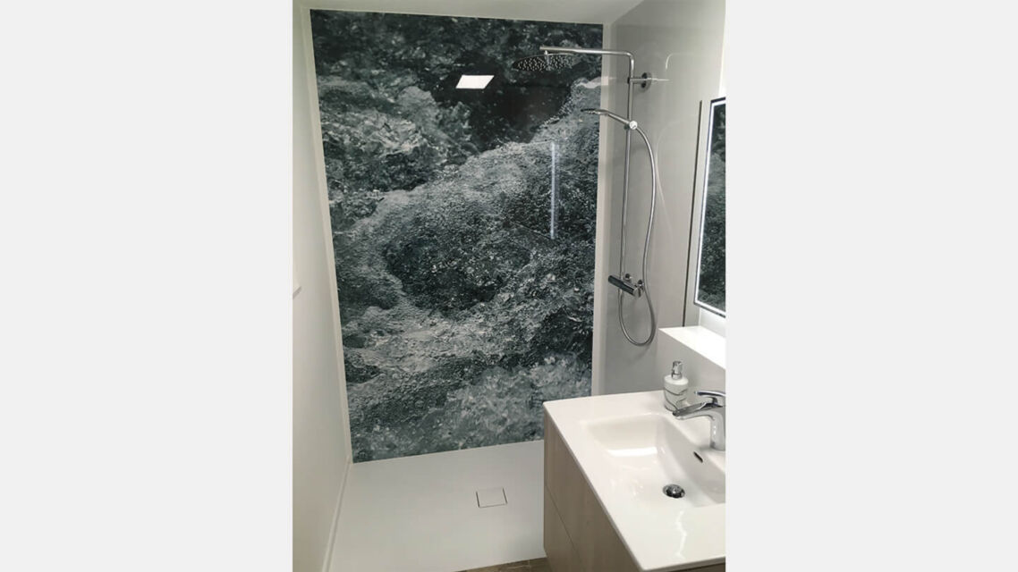 Grossflaechige fugenlose fotorueckwand dusche 1