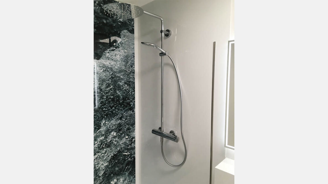 Grossflaechige fugenlose fotorueckwand dusche 2