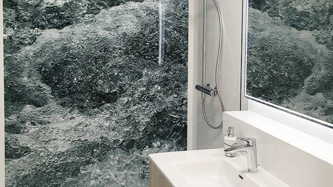 Grossflächige fugenlose Fotorückwand Dusche