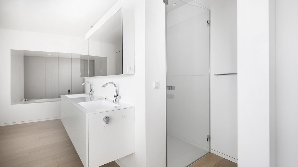 Badumbau dusche regalnische waschtisch badewanne 9