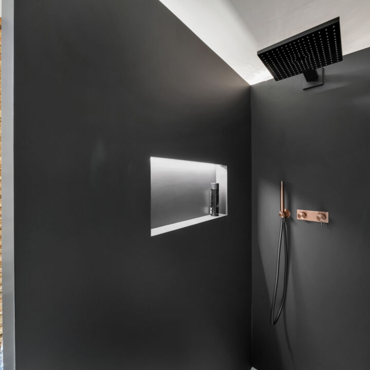 Wandverkleidung Bad Regalnische mit LED