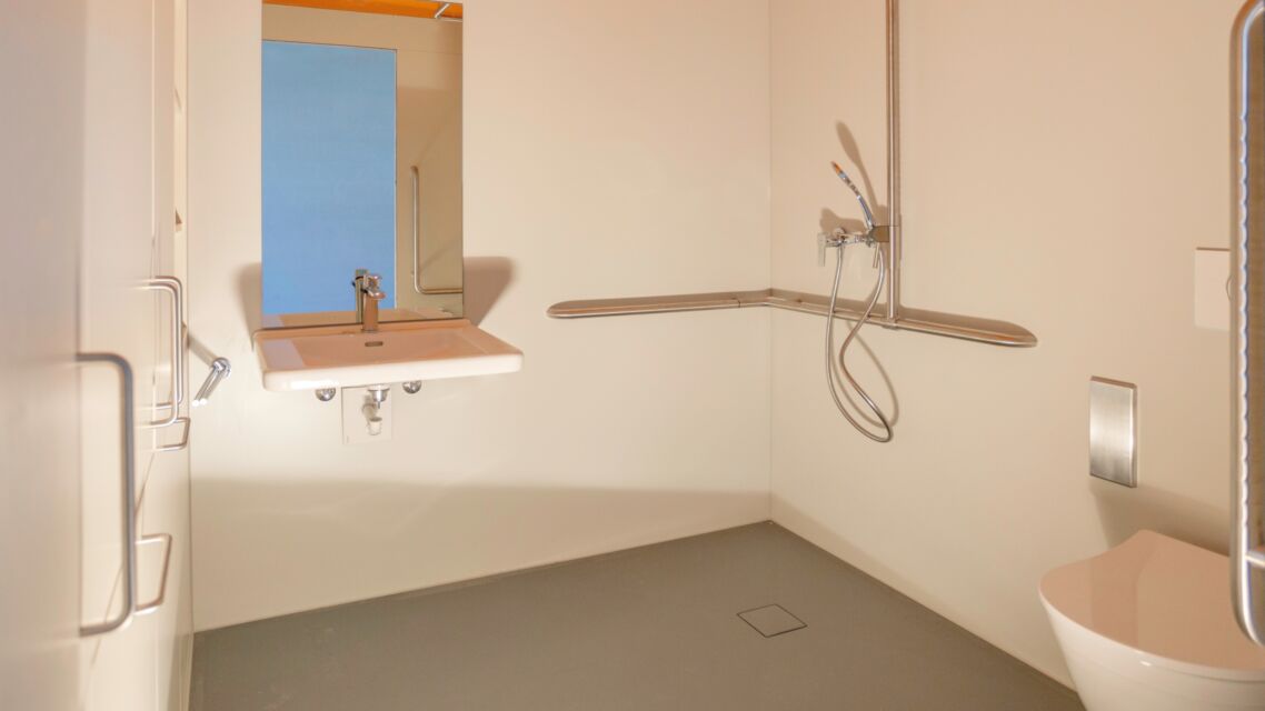 Barrierefreies bad mit wsp dusche steinhaus
