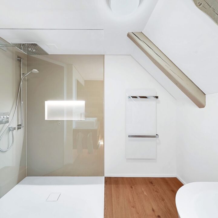 Steinhaus bad holz dachschraege optimiert